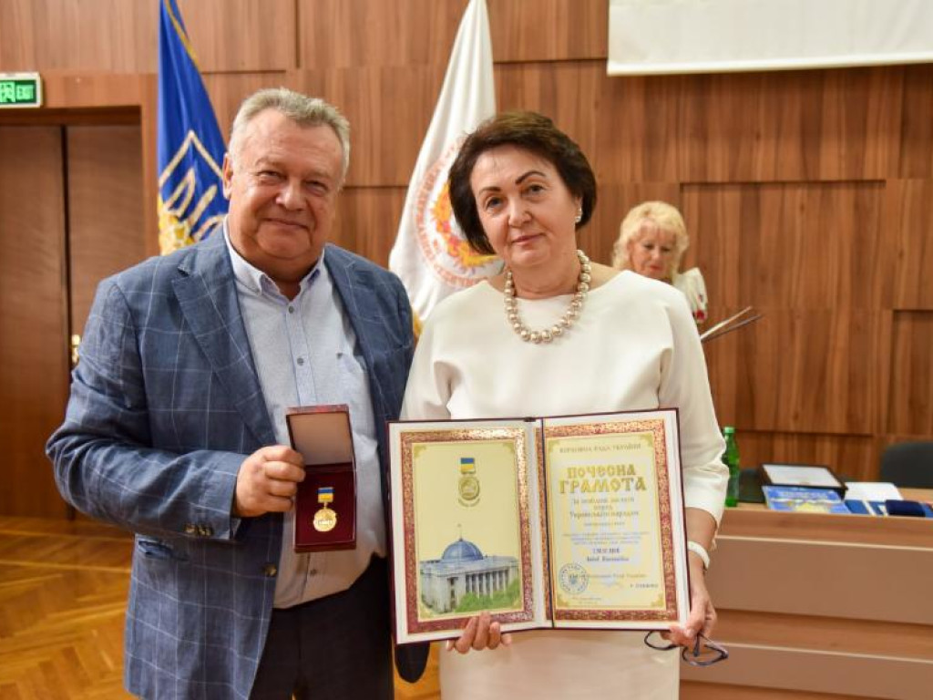 Вручення   ПОЧЕСНОЇ ГРАМОТИ ВІД ВЕРХОВНОЇ РАДИ УКРАЇНИ  завідувачу кафедри ортодонтії, д.мед.н.,  професору  СМАГЛЮК Л. В.